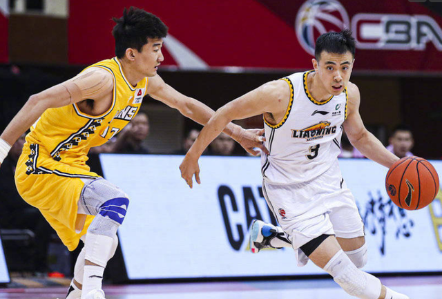 开云体育-法兰克福训练开放日，集结日临场应变引欢呼，CBA季后赛在即，年轻球员得到机会的简单介绍